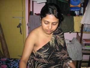 Abitha Aunty_91.jpg Cute Abitha Aunty Saree Candid Panties and Nudes